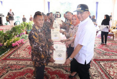 BPN Serahkan 491 e-Sertifikat untuk Penerima Manfaat, Bupati OKU Timur Minta Warga Bersabar