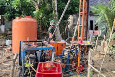Anggota Satgas TMMD 128 Tengah Melihat Air Bersih Berhasil Ditemukan
