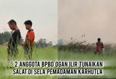 SubhanAllah! Berjibaku Padamkan Karhutla, 2 Anggota BPBD Ogan Ilir Tetap Tunaikan Salat