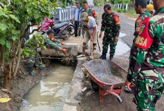 Antisipasi Banjir, Prajurit Kodim 0421/LS Wilayah Kodam II/Swj Bersama Warga Bersihkan Parit