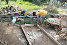 Cocokan Pasangan Kusen Pintu, Agar Sasaran Fisik TMMD 128 Rapi dan Presisi 