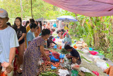 Ramainya Pasar Kalangan Desa Bailangu di Awal Puasa, Warga Antre Panjang Demi Kebutuhan Sahur dan Buka