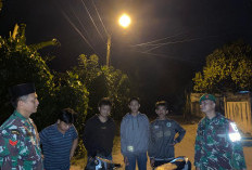2 Babinsa Koramil 405-11 Tanjung Sakti dan Warga Piket Ronda Malam Kerjakan Hal Ini Demi Keamanan Lingkungan 