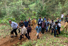 LUAR BIASA, Bupati dan Wabup Lahat Rela Tempuh 6 KM Akees Terjal dan Berlumpur Tinjau Bangunan Ini