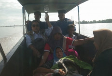 Gunakan Ambulance Apung, Warga Desa Upang Harus Dilarikan Ke Pelabuhan Boom Baru Palembang, Sakit Apa?