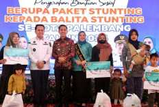 Pj Gubernur Agus Fatoni bersama Pj Walikota Palembang Kompak Bagikan Bansos untuk Anak Stunting