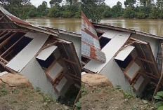 Tinggal Sendiri, Rumah Janda 60 Tahun di Ogan Ilir Ambruk Terdampak Longsor