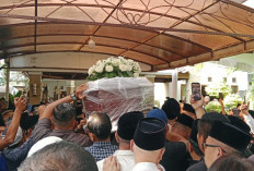 Momen Kedatangan Jenazah Mendiang Alex Noerdin di Palembang, Bunga Putih Melekat di Peti Sang Pelopor
