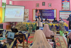 Guru SD di Lahat Belajar Pembuatan dan Evaluasi Pembelajaran Tematik Interaktif Berbasis Literasi Numerasi