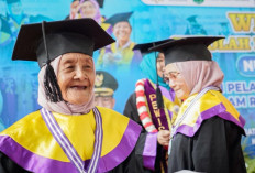 Lucu dan Bikin Gemes, 25 Lansia Ikut Wisuda di Babat Supat