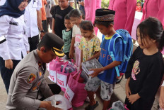 Polisi Bikin Anak-Anak Korban Kebakaran di Ogan Ilir Tersenyum, Beri Bantuan Perlengkapan Sekolah