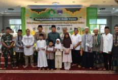 Santuni 400 Anak Yatim, Bupati OKU Timur Enos Gelar Buka Puasa Bersama di Masjid AT-Taqwa Gumawang