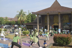 Super Seru! Ratusan Peserta Antusias Ikuti Pound Fit Outdoor Class Bersama Herborist di Museum Negeri Sumsel