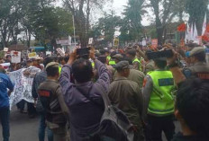 MEMANAS!! Ribuan Pendemo Lintas Parpol Depan Geruduk Kantor Pemkab Lahat, Ini Tuntutannya