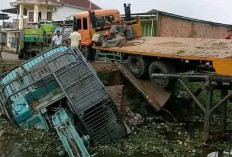 Dilalui Truk Muatan Alat Berat, Jembatan Provinsi di Sungai Lebung Ogan Ilir Ambruk