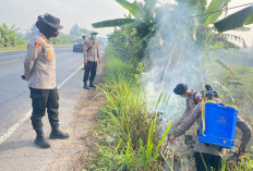 Datang ke TKP Karhutla, Kapolres Ogan Ilir Pimpin Penangan Titik Api di Jalan Lurus