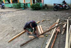 Anggota Satgas TMMD 128 Gergaji Kayu Slang untuk Penyangga Plafon Mushola Ar-Rasyid 
