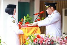 Bupati Toha Pimpin Upacara HUT ke-80 RI di Halaman Pendopoan Griya Bumi Serasan 