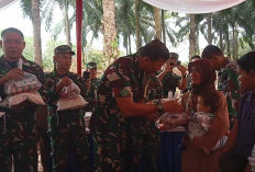 Sembako Untuk Warga di Lokasi TMMD ke-121 Kodim Tanggamus, Ini Sosok Jenderal Menyerahkan Bantuan