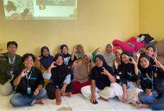 Datangkan Cuan! Mahasiswa KKN Universitas Andalas Ajak PKK Nagari Cupak Ubah Tempurung Kelapa Jadi Cenderamata