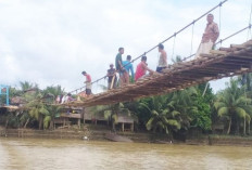 Warga Gotong Royong  Perbaiki Jembatan Gantung di Desa Batu Gajah Pasca Diterjang Banjir, Ini Kondisinya