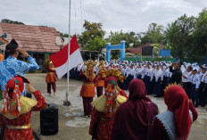 Peringati HGN 2024, Guru SMPN 3 Lahat Jadi Petugas Upacara Sambil Kenakan Pakaian Adat