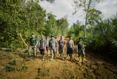 Tinjau Jalan, Pasiter Kodim 0405 Lahat Telusuri Akses Sepanjang 2000 Meter Tunjang Ekonomi Rakyat
