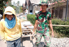 Semen dan Semangat Tak Pernah Retak! Satgas TMMD 129 dan Warga Cukil Bahu-Membahu Angkut Material