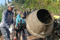Dari Pegang Senjata hingga Putar Mesin Molen, Bukti Prajurit TNI Serba Bisa di TMMD ke-129