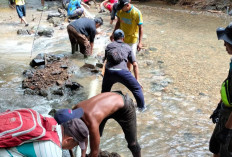 Diterjang Banjir, Pemdes Tanjung Kurung dan Warga Lahat Gotong Royong Perbaiki Pipa Rusak Sepanjang 40 Meter