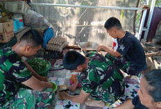Intip Yuk, Keseruan Anggota Satgas TMMD 128 Kodim 0405 Lahat Bantu Emak-emak Memasak di Dapur