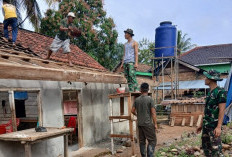 Anggota Satgas TMMD 128 dan Warga Bahu Membahu Turunkan Atap Rumah Eni Rosita 