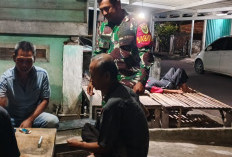 SANTAI ! Anggota Babinsa Koramil 405-12 Lahat Lakukan Hal Ini Bersama Petugas Ronda Malam