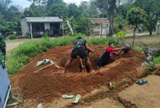 Semangat Gotong Royong, Ini Dilakukan Personel Satgas TMMD ke-128 Kodim Lahat Bersama Warga di MCK 2