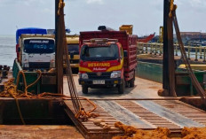 Tembus Gelombang, Perjuangan Satgas TMMD Kodim Basel Seberangkan Alat Berat dan Material ke Pulau Lepar