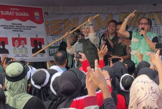 Senam Bersama Ribuan Warga Sematang Borang, Masyito Romi Herton Peragakan Cara Coblos RDPS