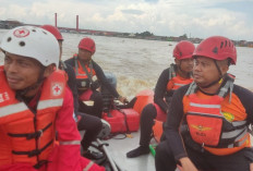 Tim Rescue basarnas Palembang Cari Remaja Tenggelam di Sungai Musi