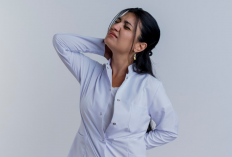 AWAS! Kelamaan Main HP Bisa Berakibat Sakit Tengkuk, Ini Posisi Menatap Layar yang Benar