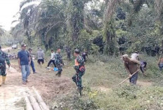 Percepat Infrastruktur OKI, Babinsa Koramil Mesuji Kawal Pembukaan Lahan Jembatan
