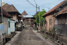 Tak Ada Otak! Material Proyek Tutupi Jalan Utama Desa di Ogan Ilir Ini
