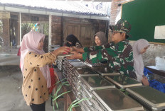 Aksi Nyata Peduli Kesehatan! Satgas TMMD Bagikan MBG untuk Anak Desa Cukil