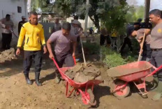 Gotong Royong di SDN 11 Kutablang, Ini Upaya Polres Bireuen Percepat Normalisasi Pendidikan