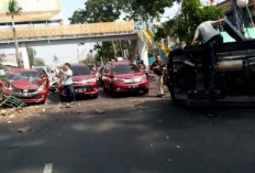 Pacu Kendaraan Dibatas Normal, Kijang Innova Melayang Tabrak 3 Mobil dan Pembatas Jalan Depan SMAN 3 Palembang