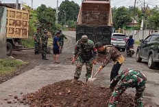 Berikan Kenyamanan Pengendara, Koramil 405-02 Merapi Timbun Jalan Berlubang di Jalinsum, Ini Kata Plh Danramil