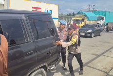 Aksi Sigap Polisi, Bantu Dorong dan Perbaiki Mobil Pemudik di Tengah Kemacetan di Ogan Ilir