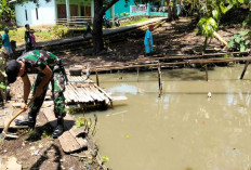 Sssttt, Anggota TMMD Ke-122 Kodim Lahat Bersihkan Kolam Ikan, Ternyata Ini Tujuannya