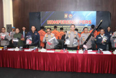 Polda Sumsel Pamerkan Pelaku Perusakan dan Pembakaran Fasilitas Umum di Palembang 