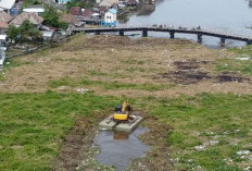 Sungai Tertutup Gulma Setebal 1 Meter, DPUPR OKI Lakukan Pembersihan Besar-besaran