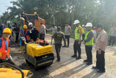 Gotong Royong Tambal Jalan di Sekayu, Pemkab Muba dan Polres Bersinergi