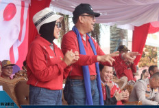 Bupati Empat Lawang didampingi Ketua TP PKK Saksikan Pawai Pembangunan, Ini Ucapnya 